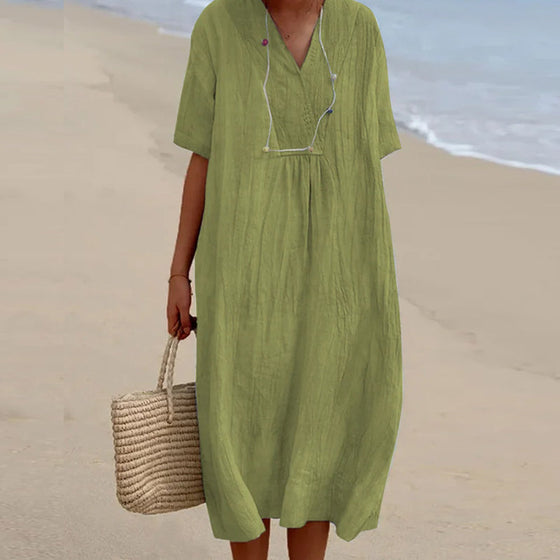 Enfärgad Klänning med V-ringad hals med kortärmad design.