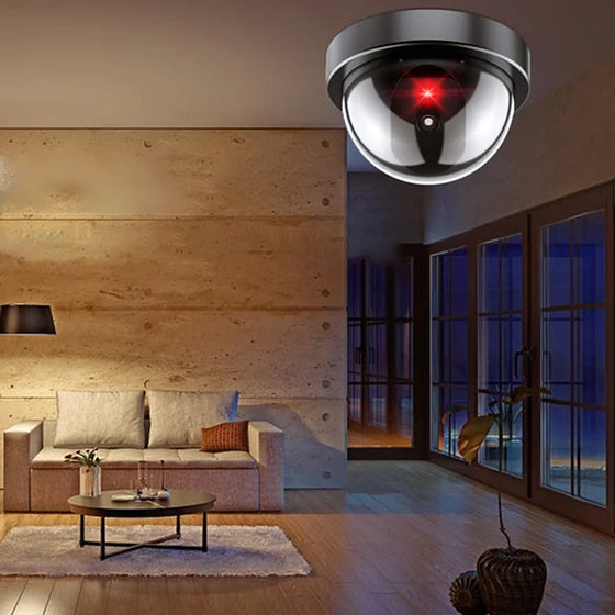 Simulerad fejkövervakningskamera med rött ljus