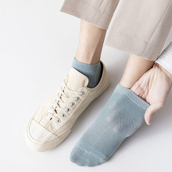 Herrstrumpor i andningsbart material för att motverka dålig lukt