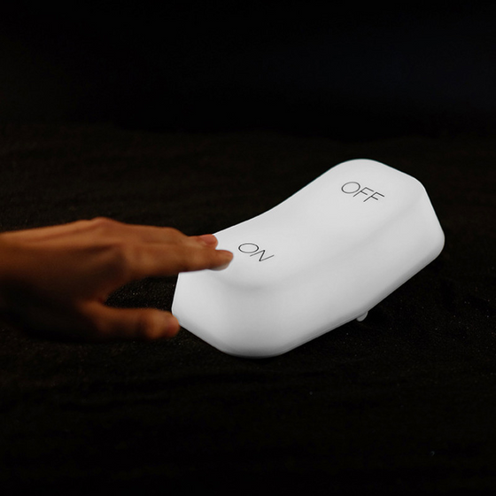 LED-lampa med strömbrytare och uppladdningsbart batteri