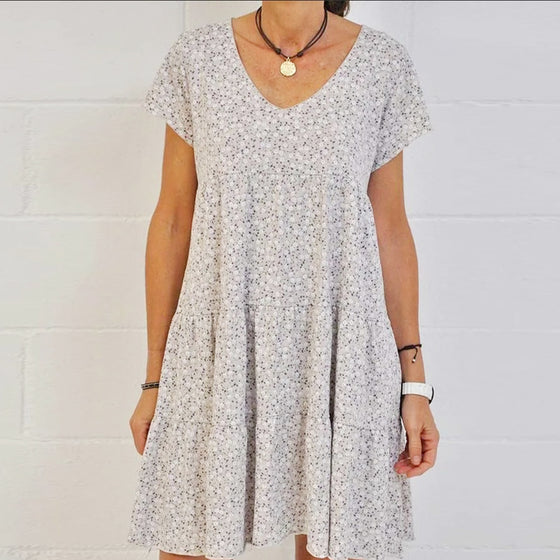 Kortärmad klänning med rund hals och tryck