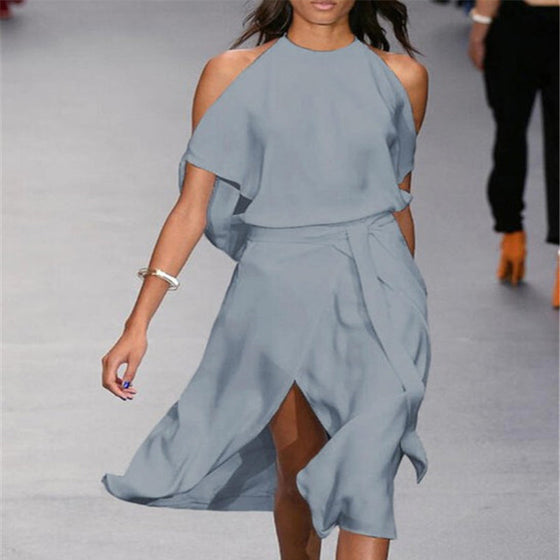 Enfärgad midiklänning med kall axel