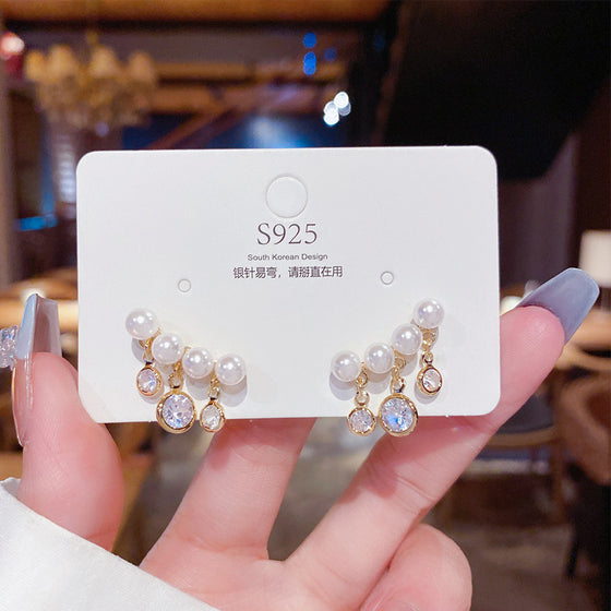 Böjda pärltofs korta örhängen