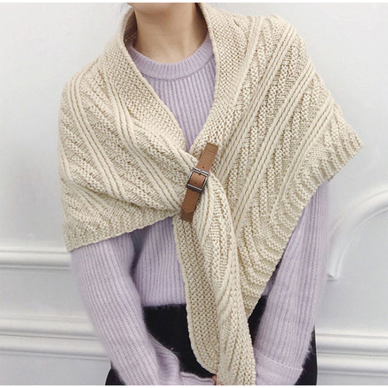 Stickad Triangelsjal med Läderspänne