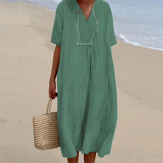 Enfärgad Klänning med V-ringad hals med kortärmad design.