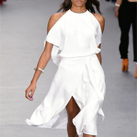 Enfärgad midiklänning med kall axel