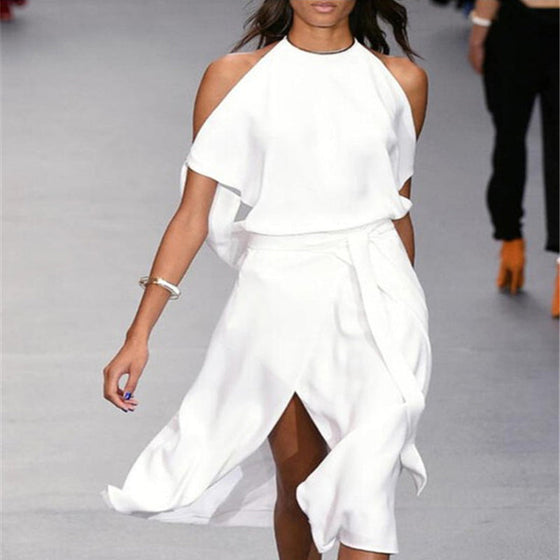 Enfärgad midiklänning med kall axel