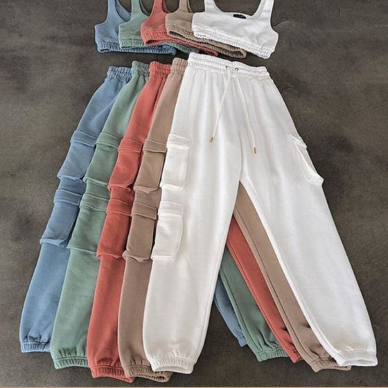 Avslappnade enfärgade sweatpants och tanktop