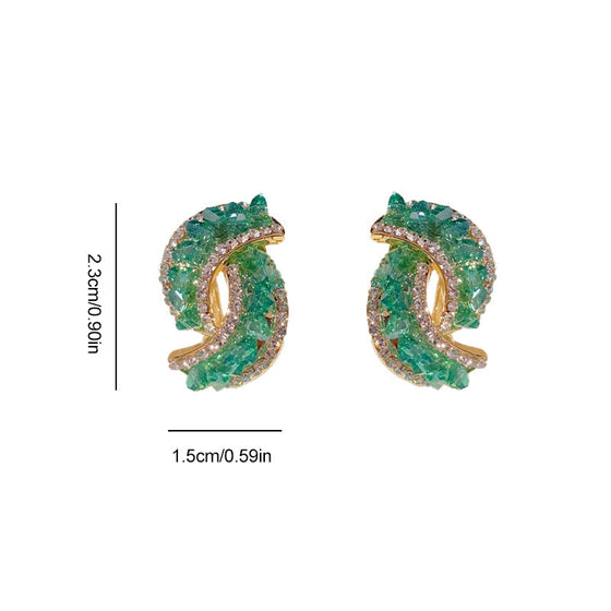 Gröna dekorerade spänneörhängen