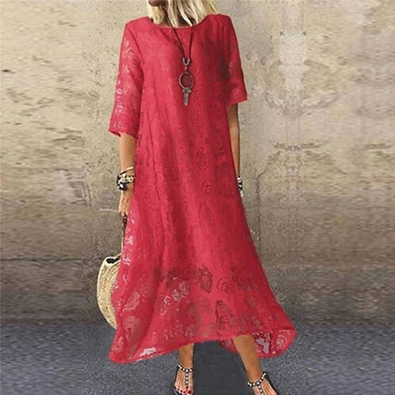 Lång klänning i spets med rund hals och kort ärm