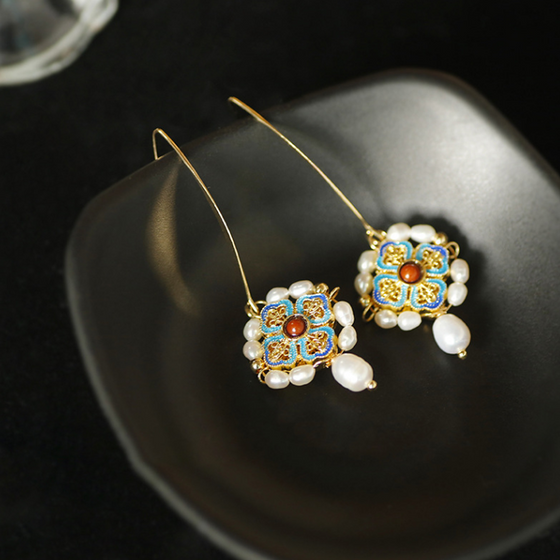 Emalj charm örhängen