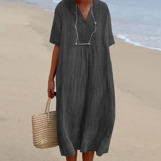 Enfärgad Klänning med V-ringad hals med kortärmad design.
