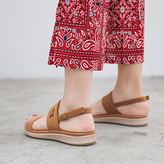 Spänne avslappnade platta sandaler