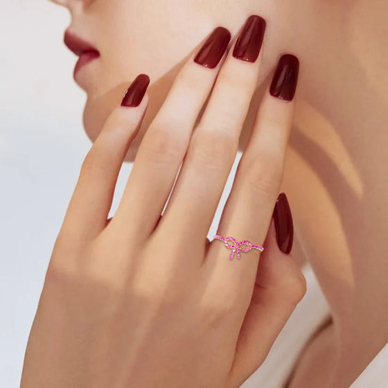 Damers ring med bågspänne