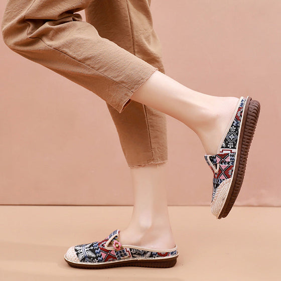 Andningsbara sandaler med flätade blommor