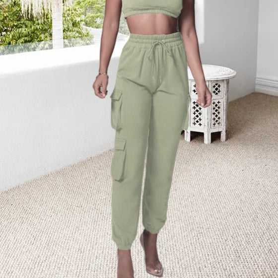 Avslappnade enfärgade sweatpants och tanktop