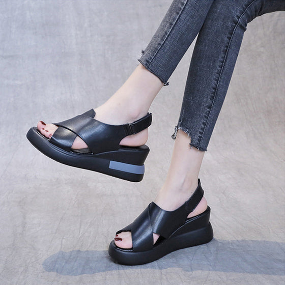 Damtofflor och sandaler med öppen tå och fiskmun