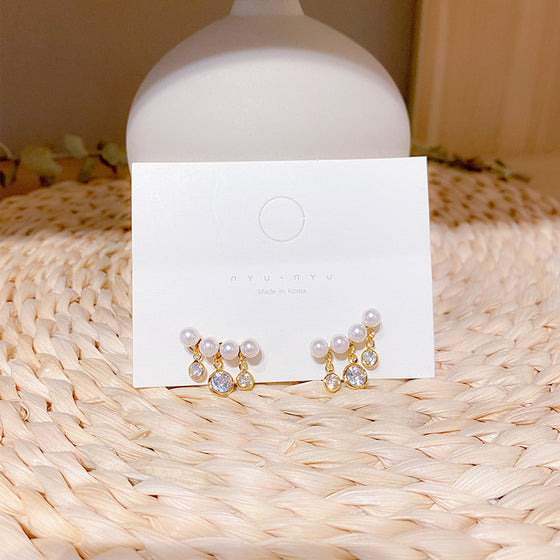 Böjda pärltofs korta örhängen