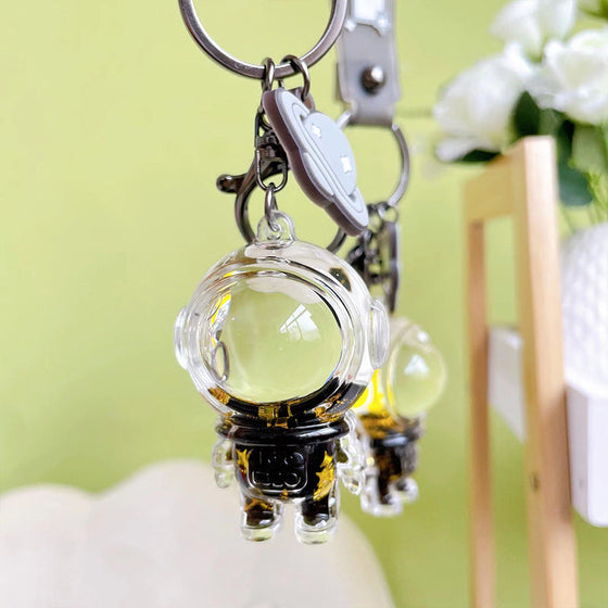 Flytande astronaut nyckelring