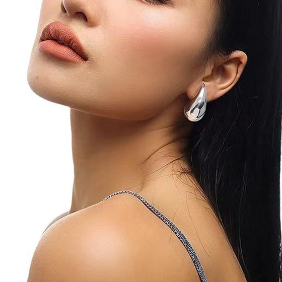 Enkla örhängen med vattendroppar