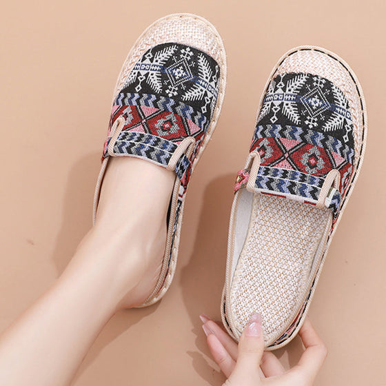 Andningsbara sandaler med flätade blommor