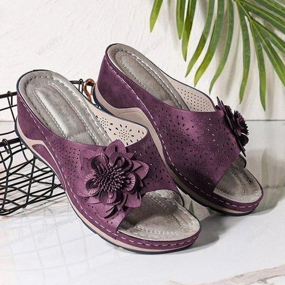 Damsandaler med ihåliga snidade kil