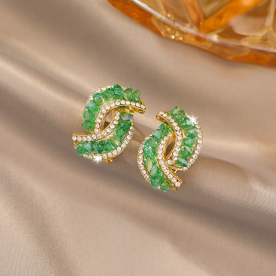 Gröna dekorerade spänneörhängen