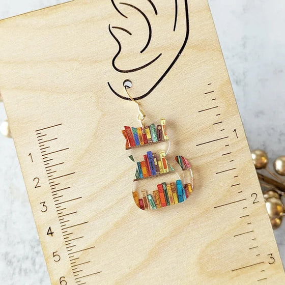 Kattörhängen med böcker