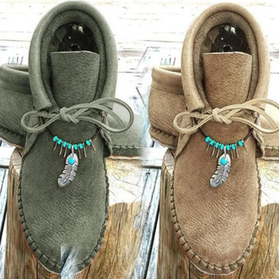 Platta klackar med fjäderdekoration