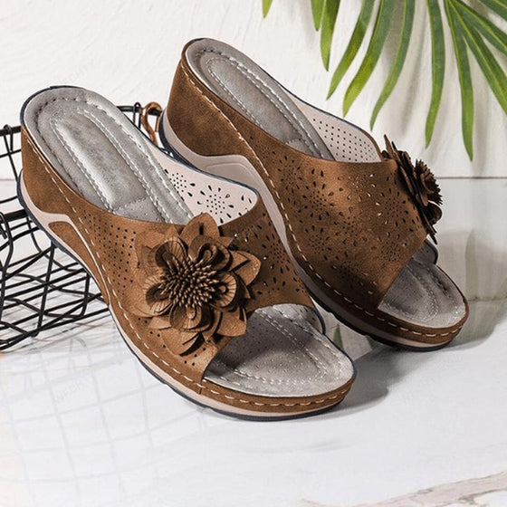 Damsandaler med ihåliga snidade kil