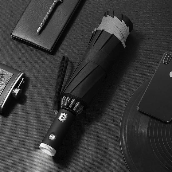 Automatiskt fällbart paraply med reflekterande rand