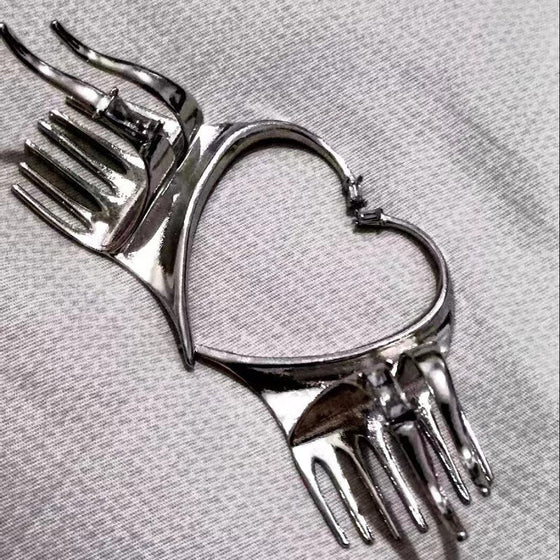 Fe-hår och öronklämmor