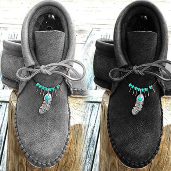 Platta klackar med fjäderdekoration