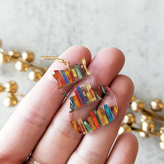 Kattörhängen med böcker