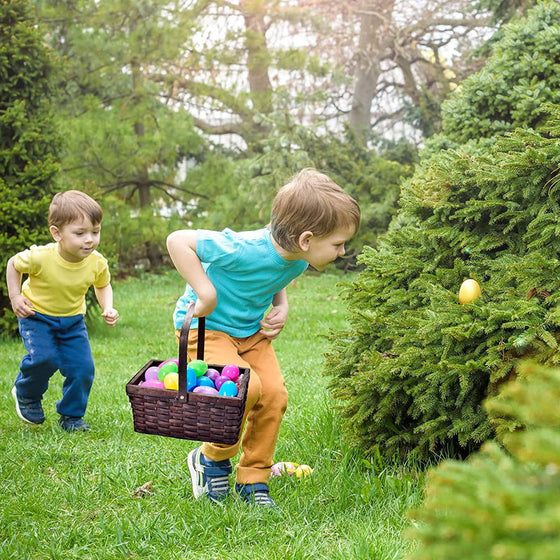 Påskäggsfyllmedel med bil leksaker