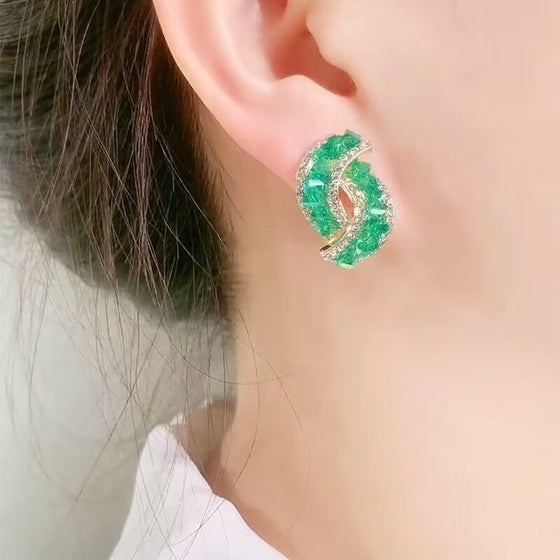 Gröna dekorerade spänneörhängen