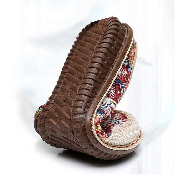 Andningsbara sandaler med flätade blommor