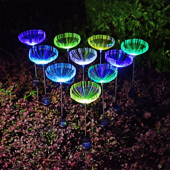 Soldrivet fiberoptiskt ljus