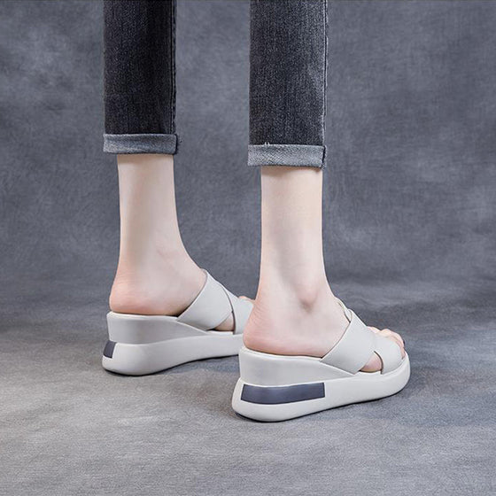 Damtofflor och sandaler med öppen tå och fiskmun