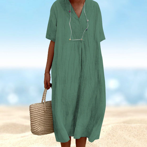 Enfärgad Klänning med V-ringad hals med kortärmad design.