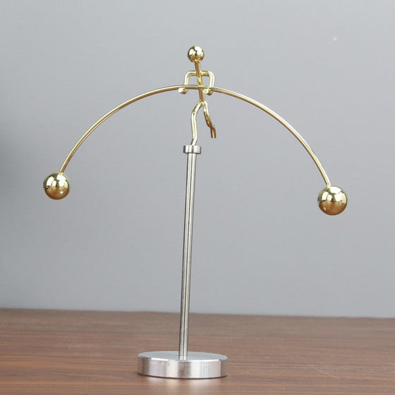 Modern balanserad metalldekoration