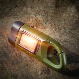 Solcellsdriven ficklampa med handvevsladdning