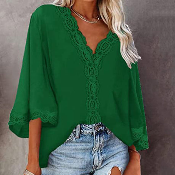 Utsvängd ärm med v-ringad spetsblus