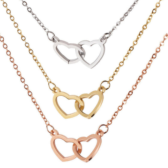 Halsband med två hjärtan i en roterande ros-presentbox