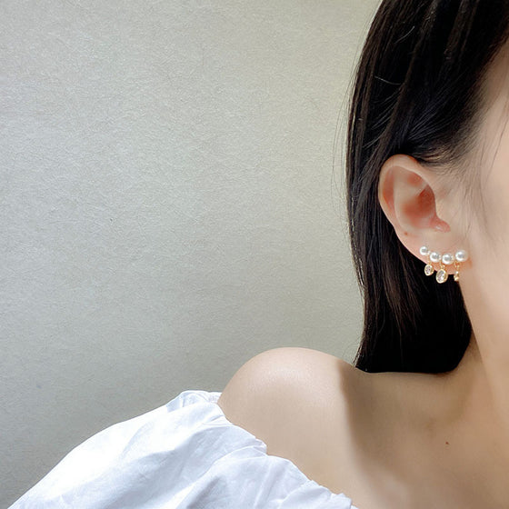 Böjda pärltofs korta örhängen