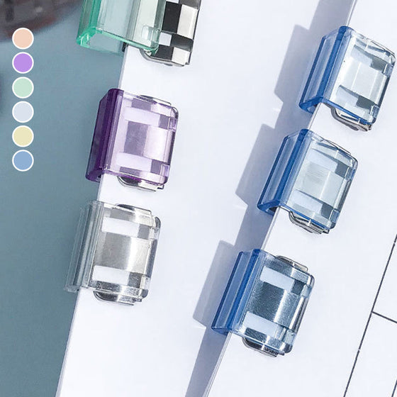 Färgglada små pappersklämmor