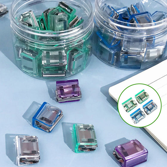 Färgglada små pappersklämmor